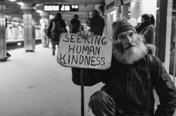 Obachloser mit Schild: Seeking Human Kindness (New Leaf Project)